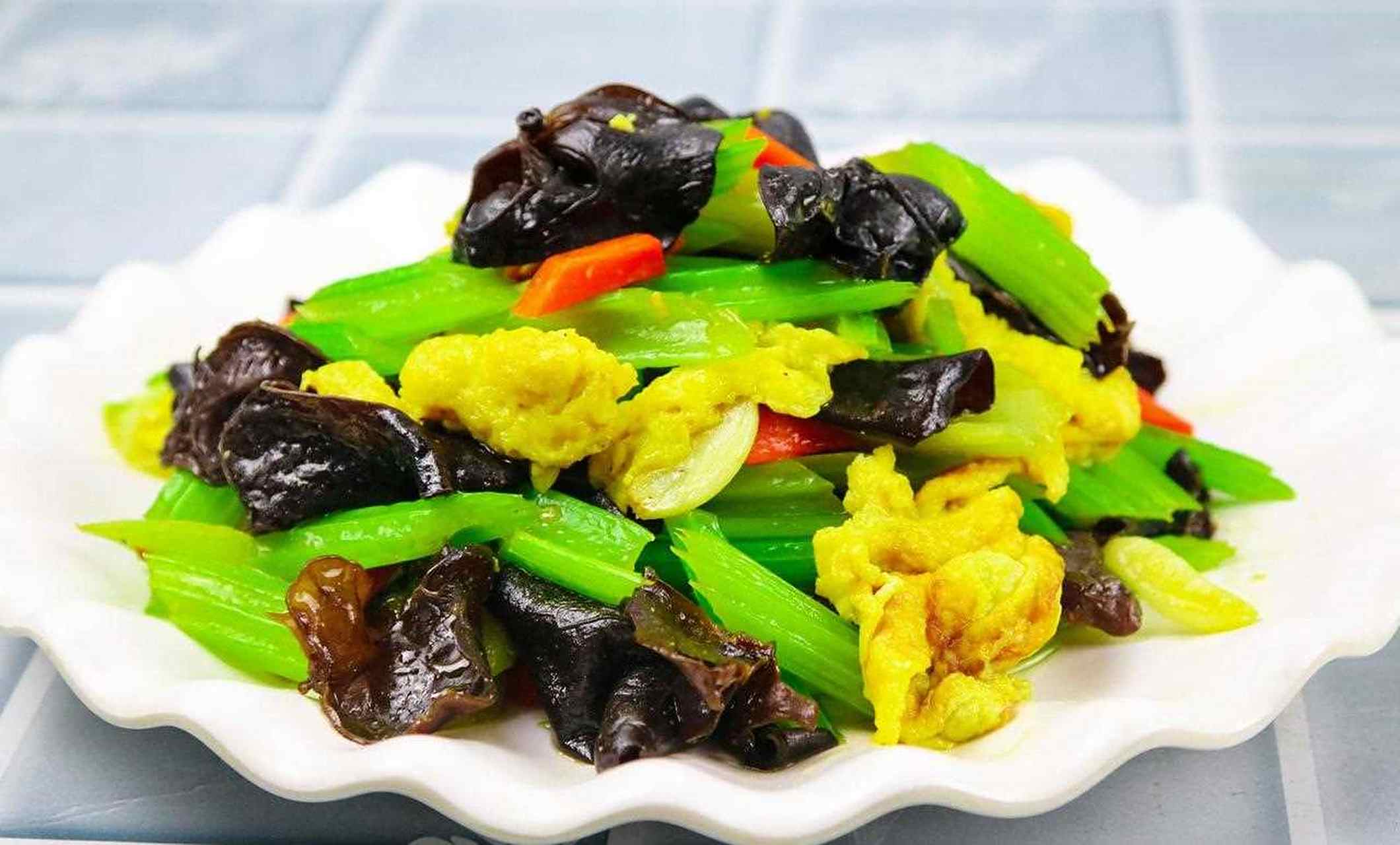 分享一道芹菜木耳炒鸡蛋的家常做法,食材简单又营养,关键做法还简单