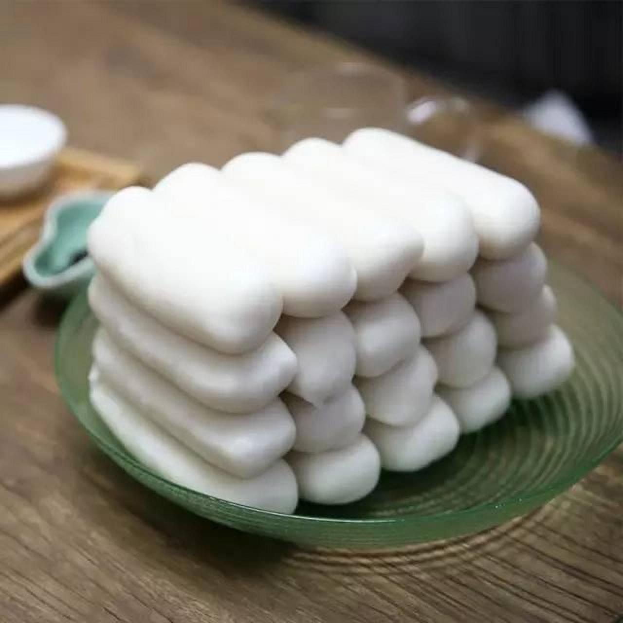 慈城水磨年糕是纯手工艺制作,精选优质粳米,经种,选,浸,磨,蒸,舂,印等