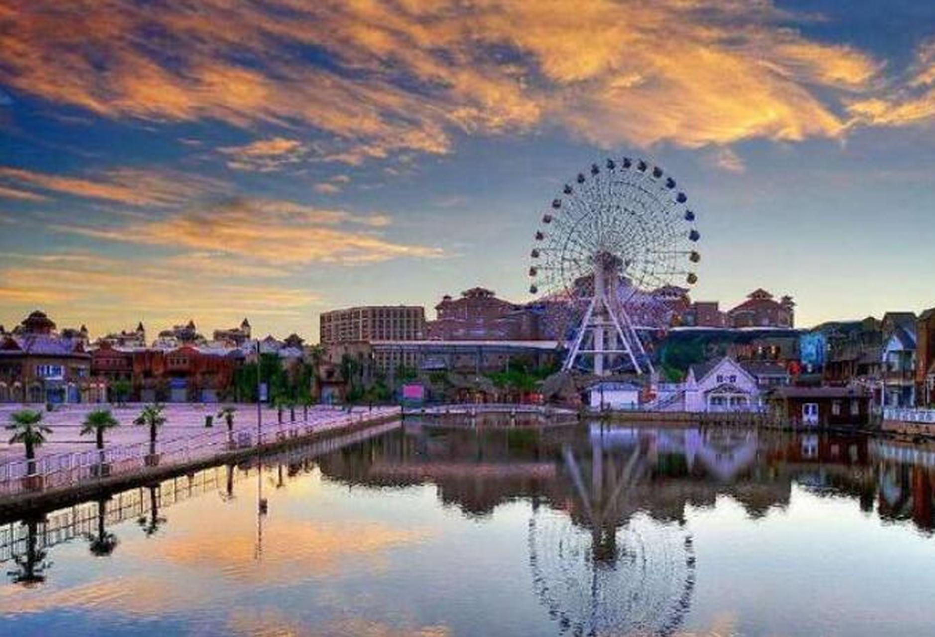 宋城杭州乐园是长三角地区著名的综合性主题公园,地处湘湖中心区域