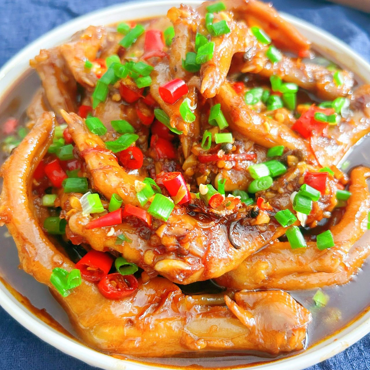 裹满酱汁的麻辣鸭爪超级下饭菜,味道绝了  材料:鸭爪 小米辣 生姜