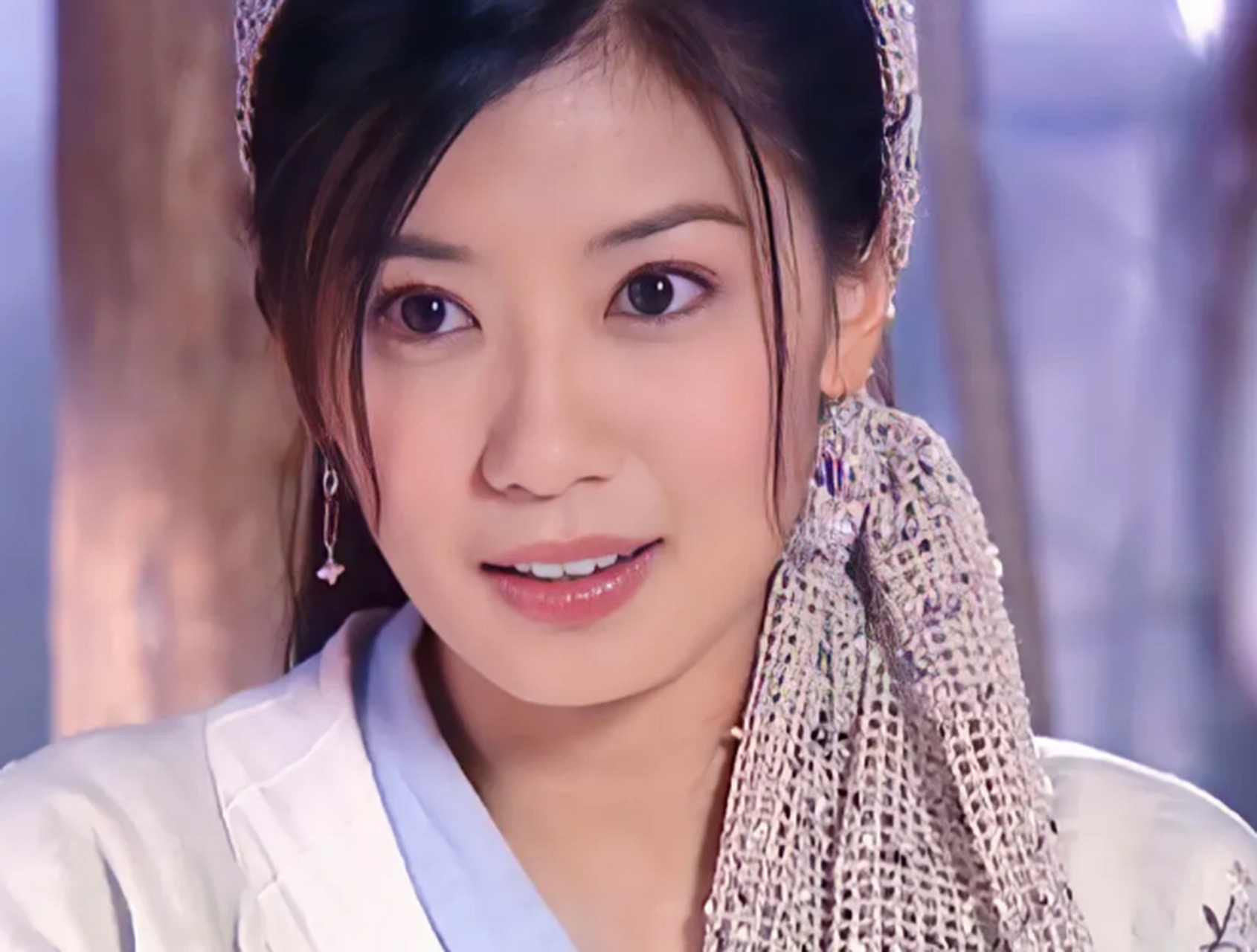 很快,几位太监手拿白绫,闯入了王妃的别宫:"秦王妃,准备准备该上路了!