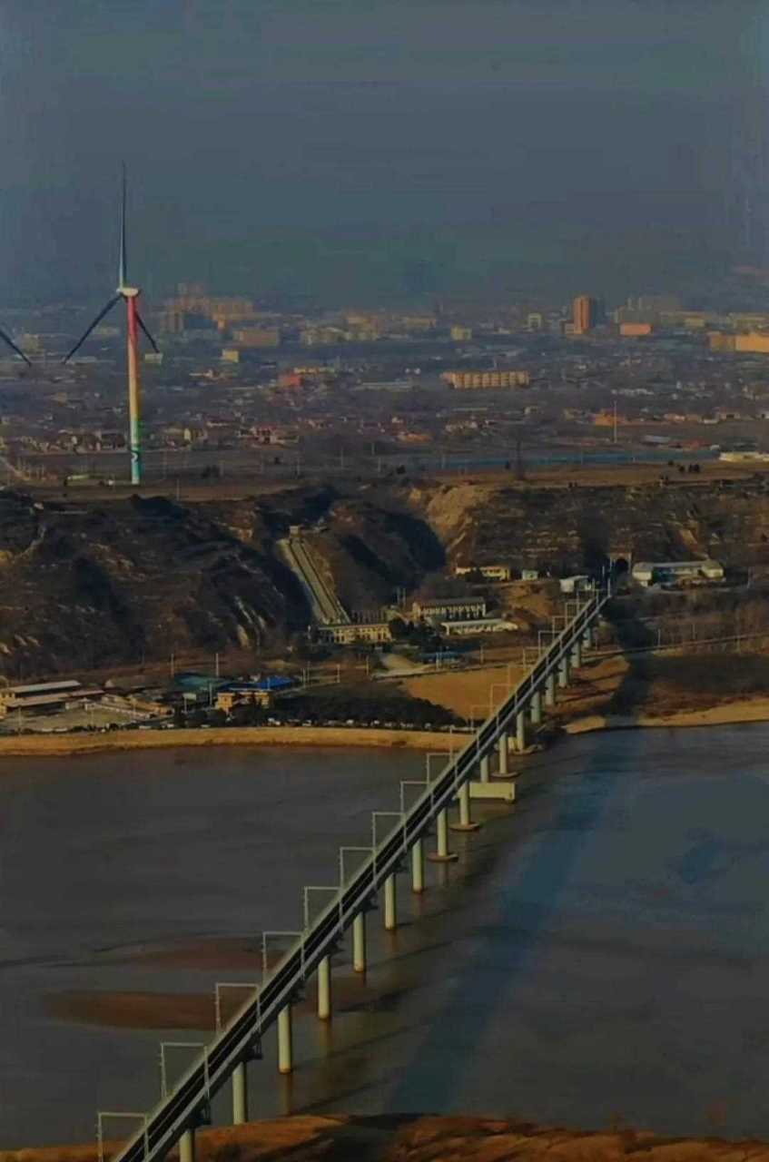 风陵渡黄河大桥,这座大桥"一桥连三省",处在鸡鸣三省的位置.