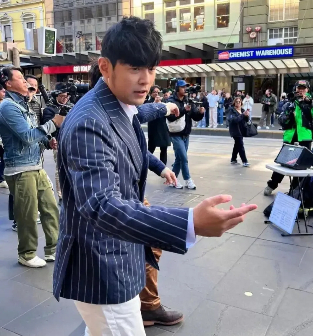 网友在墨尔本偶遇周杰伦录综艺!