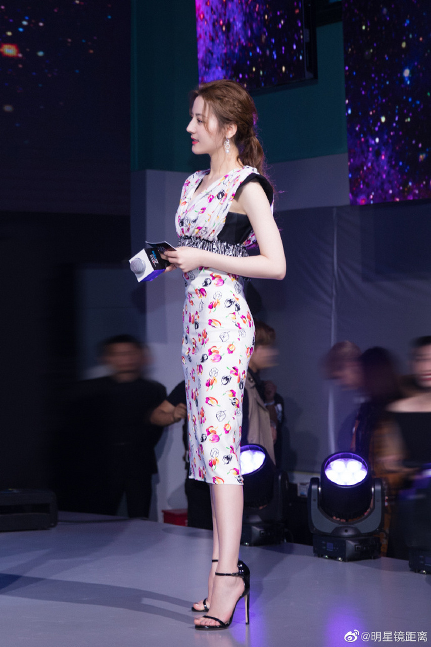 说时候迪丽热巴 676767穿这条裙子不是很好看