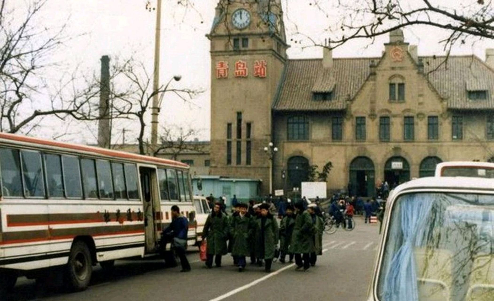 山东老照片,80年代青岛的"老景象",看看你都认得哪些?