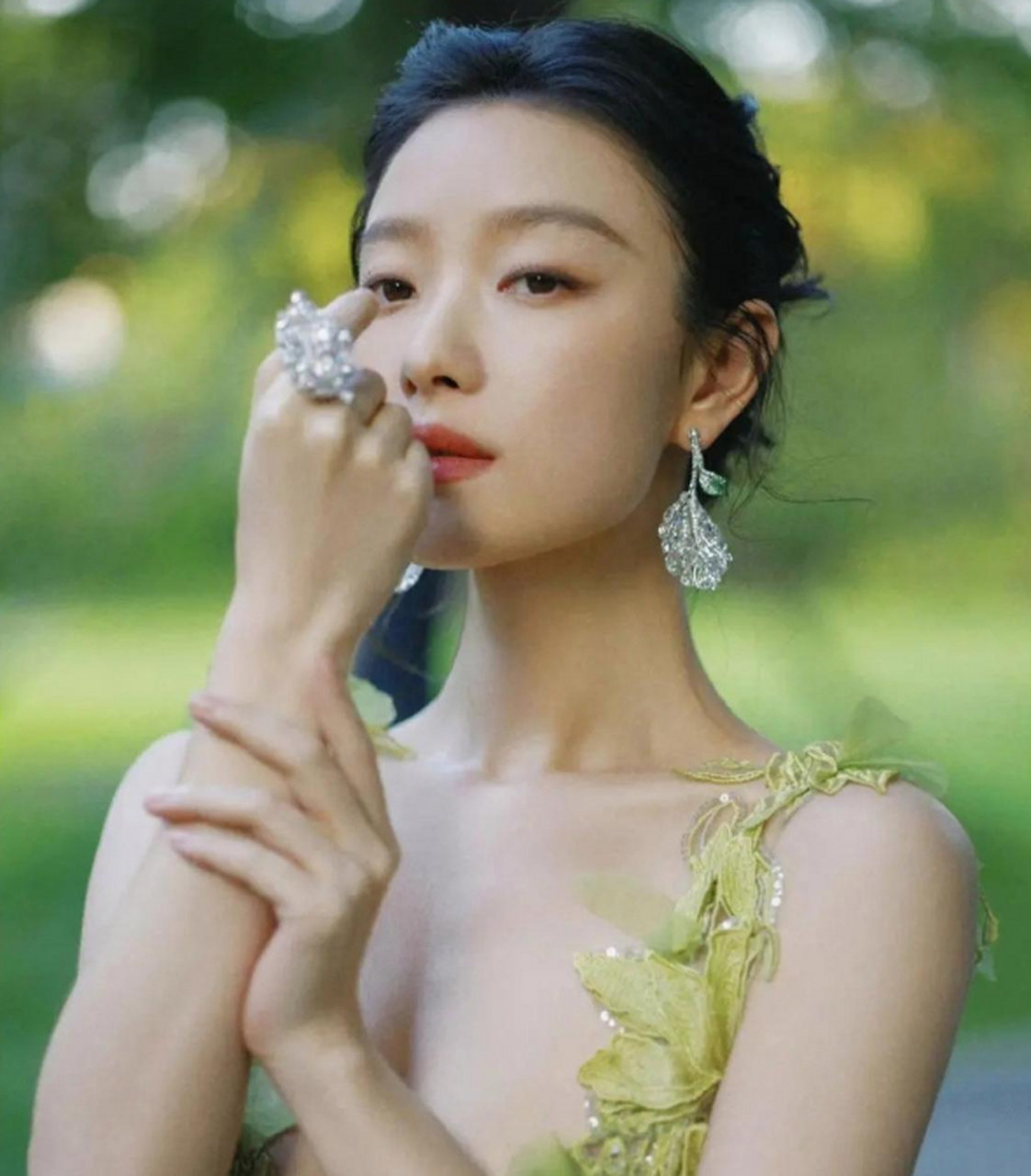 倪妮一袭浅绿色吊带裙,搭配简约盘发,性感妩媚,明艳动人,越看越好看