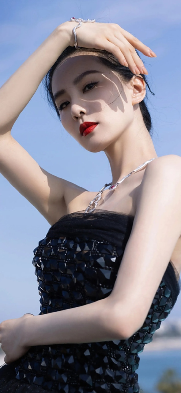星闻#  刘诗诗,红唇黑纱裙天台优雅大片壁纸~ 只能说:优雅~永不过时!