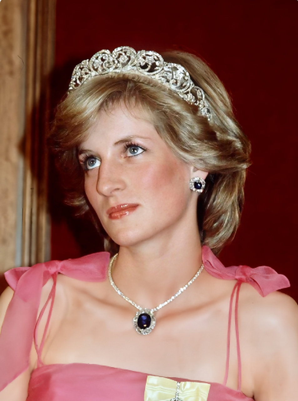戴安娜王妃曾佩戴过珍珠泪王冠和斯宾塞王冠,每次她佩戴珍珠泪王冠都