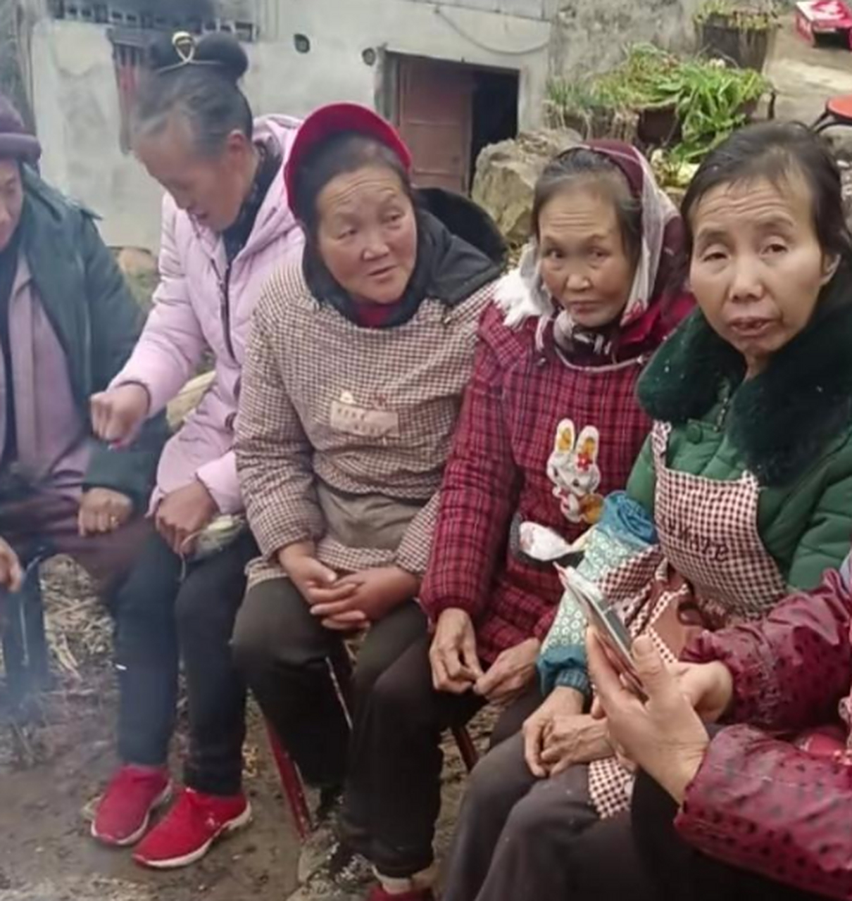 我们村的"情报站",还好我也加入了其中.