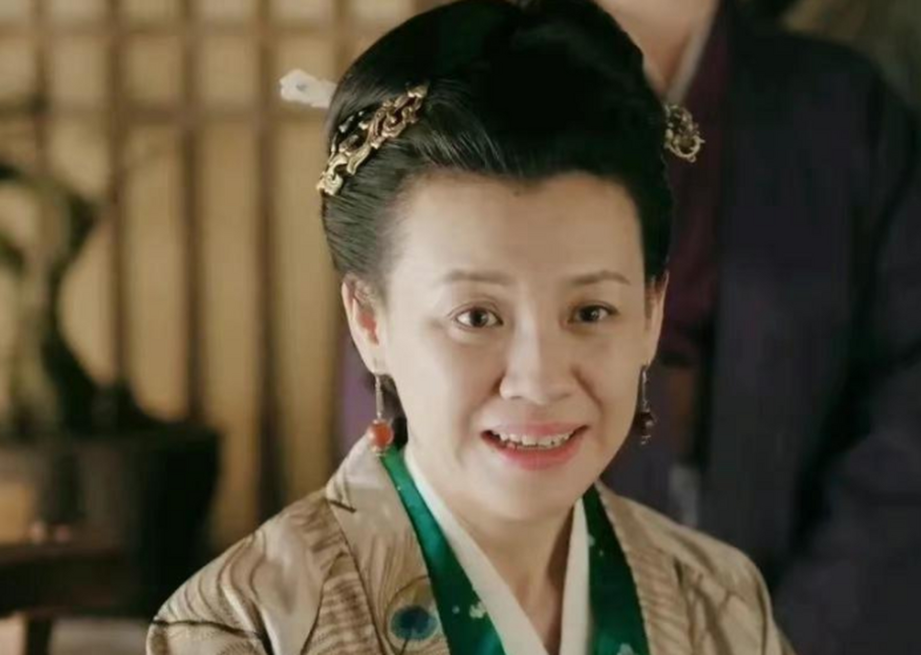 《知否》大娘子王若弗和她儿子盛长柏,绝对是该剧的搞笑担当,儿子钻研