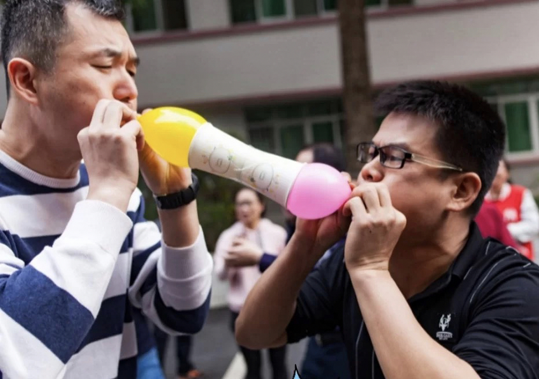 团建小游戏|不能错过的小游戏 1气球传纸杯(可室内): 1.