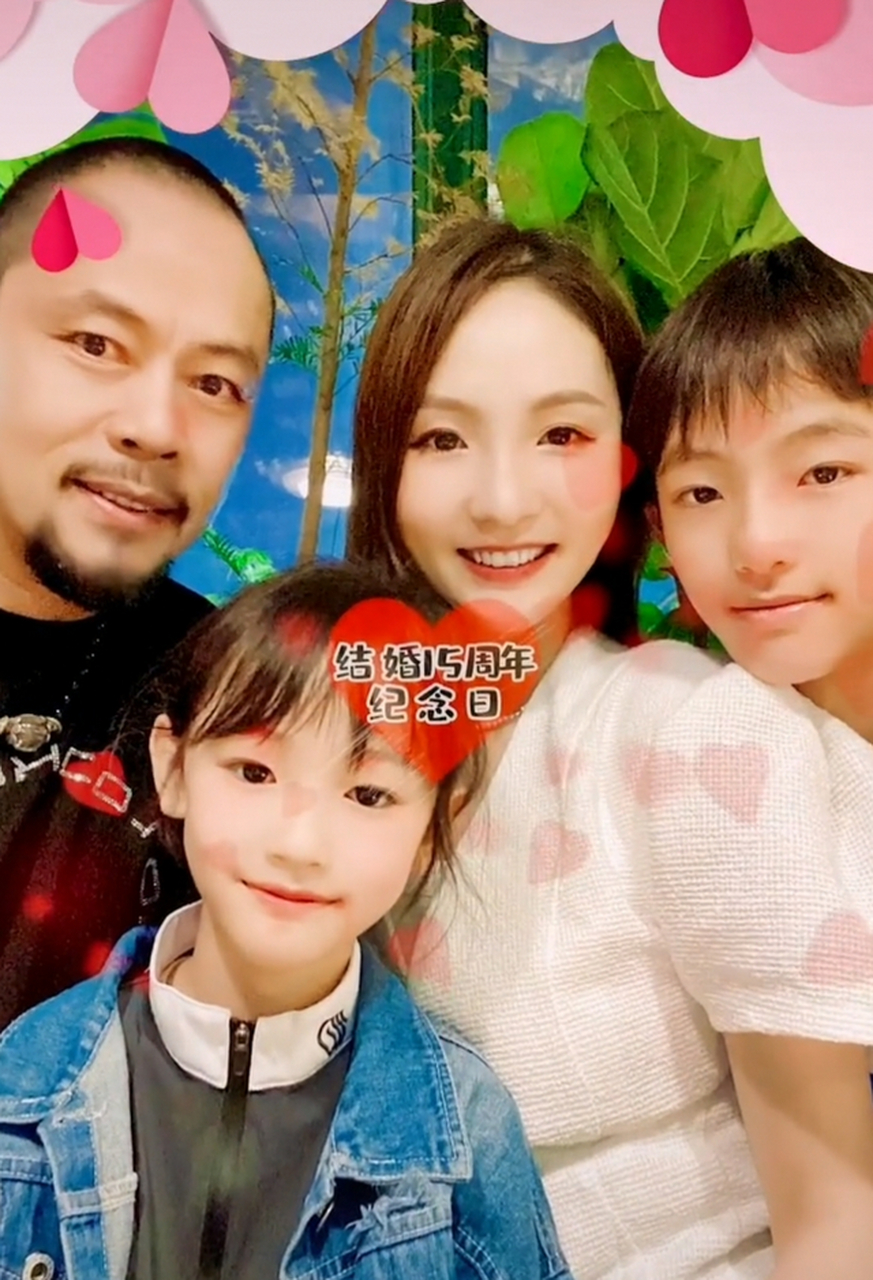 在16年前的旧照片中,晋松搂着妻子李汶桐,两人对着镜头露出笑容,看