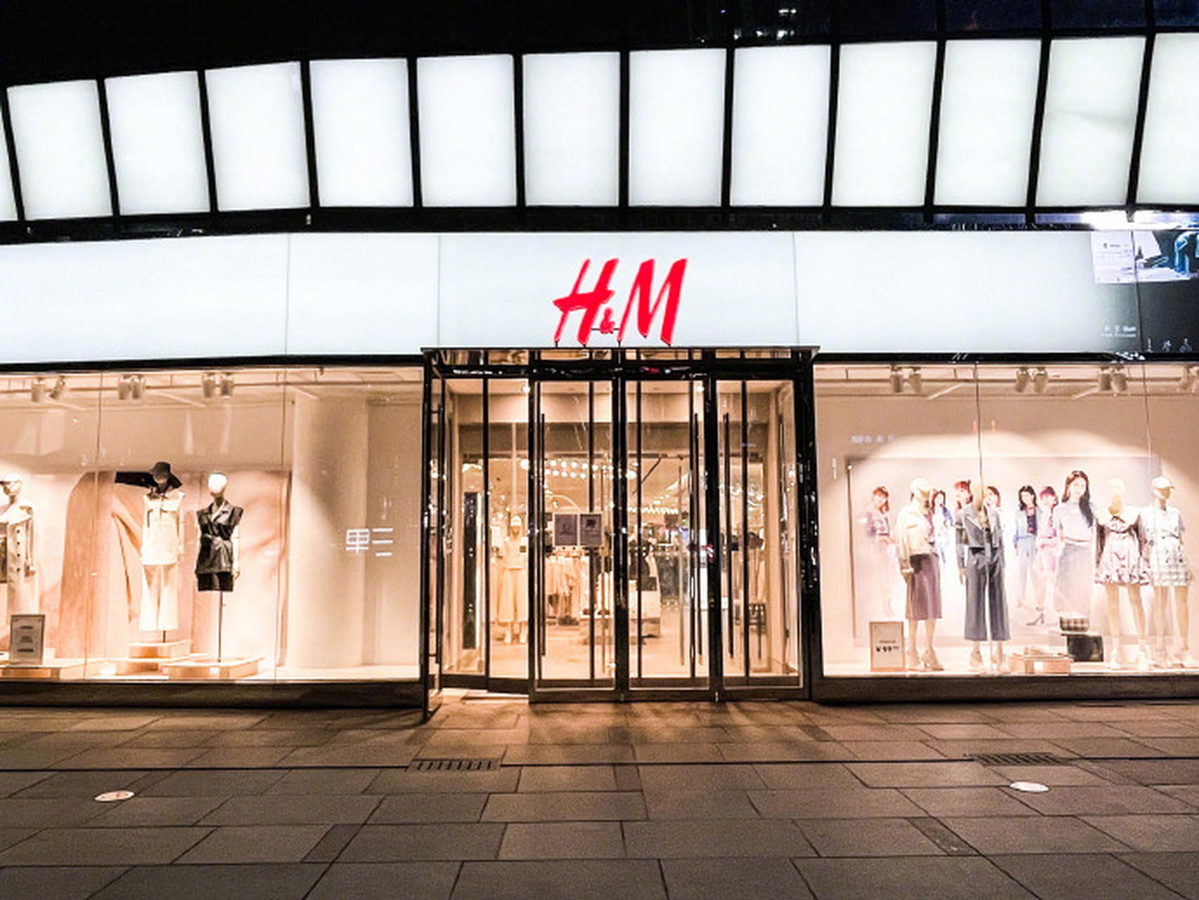 【hm宣布关闭三里屯太古里旗舰店,官方声明称:优化门店组合】 据界面
