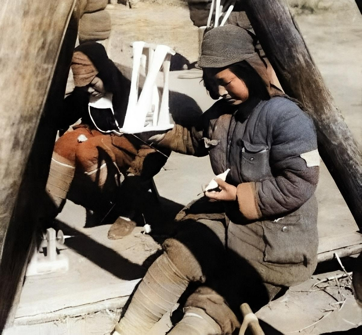 抗戰時期,三張八路軍女醫生的真實照片,都穿著軍裝,綁腿,行軍被,顯然