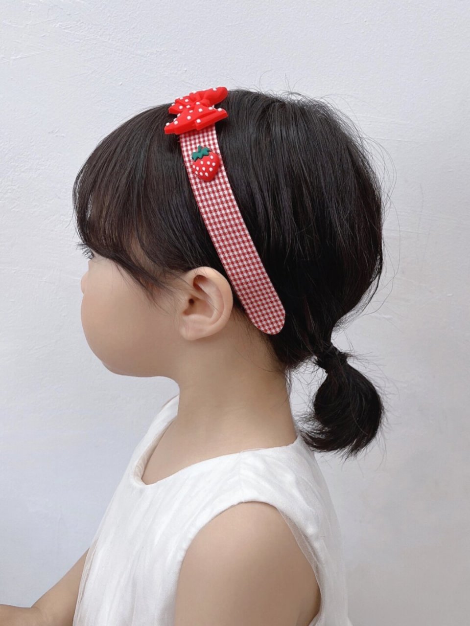 以下是一些可爱又适合小孩子的发型: 可爱牛角辫:将头发分成两份 