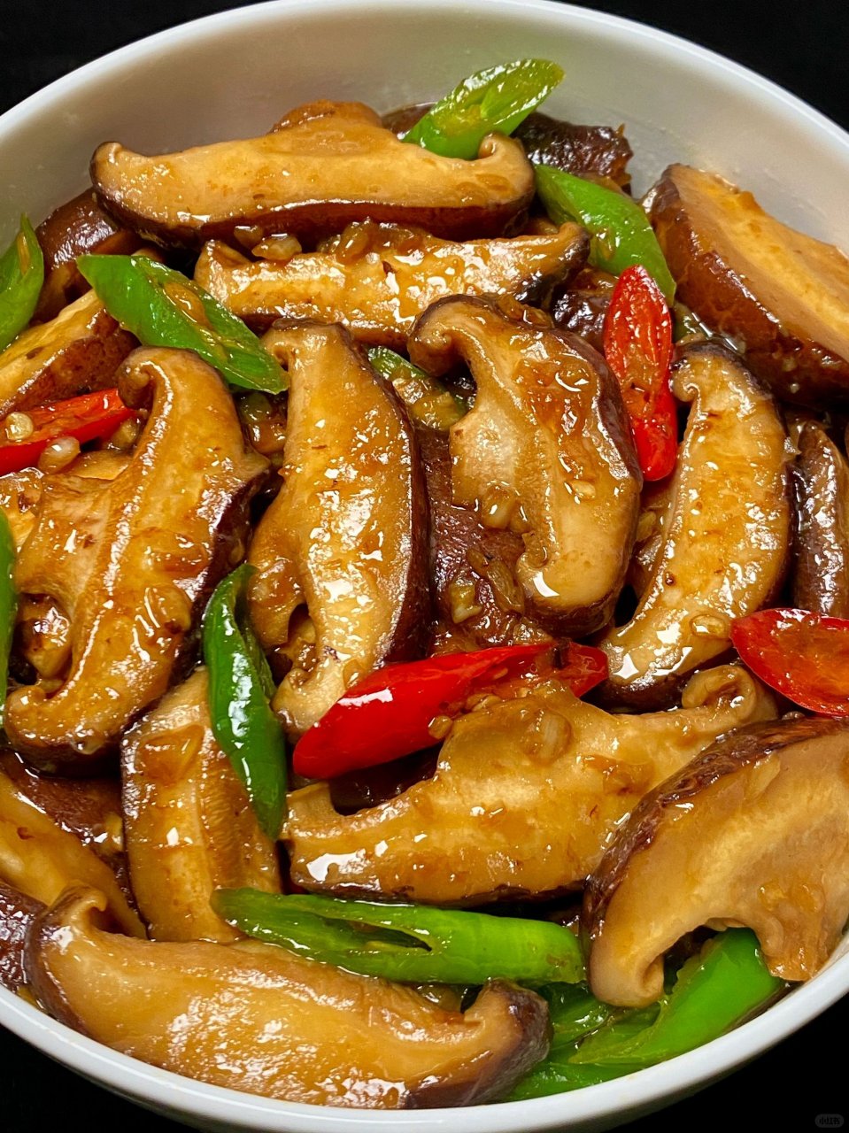 又香又嫩,低脂美味,香辣过瘾巨下饭, 食材:香菇 青椒 小米辣 蒜末