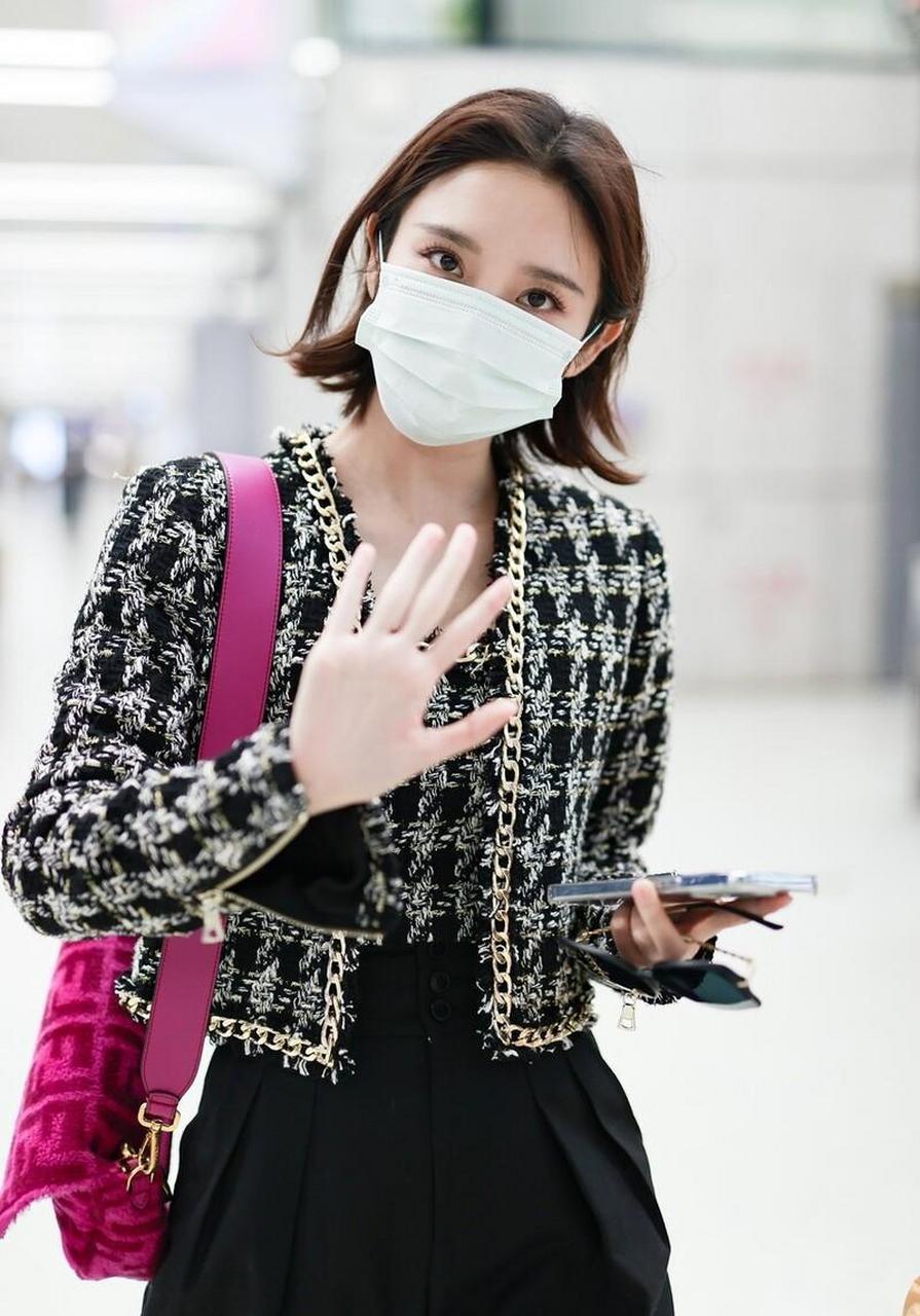 唐艺昕机场街拍 粗花呢外套 萝卜裤 黑色短靴 fendi法棍包贵气十足