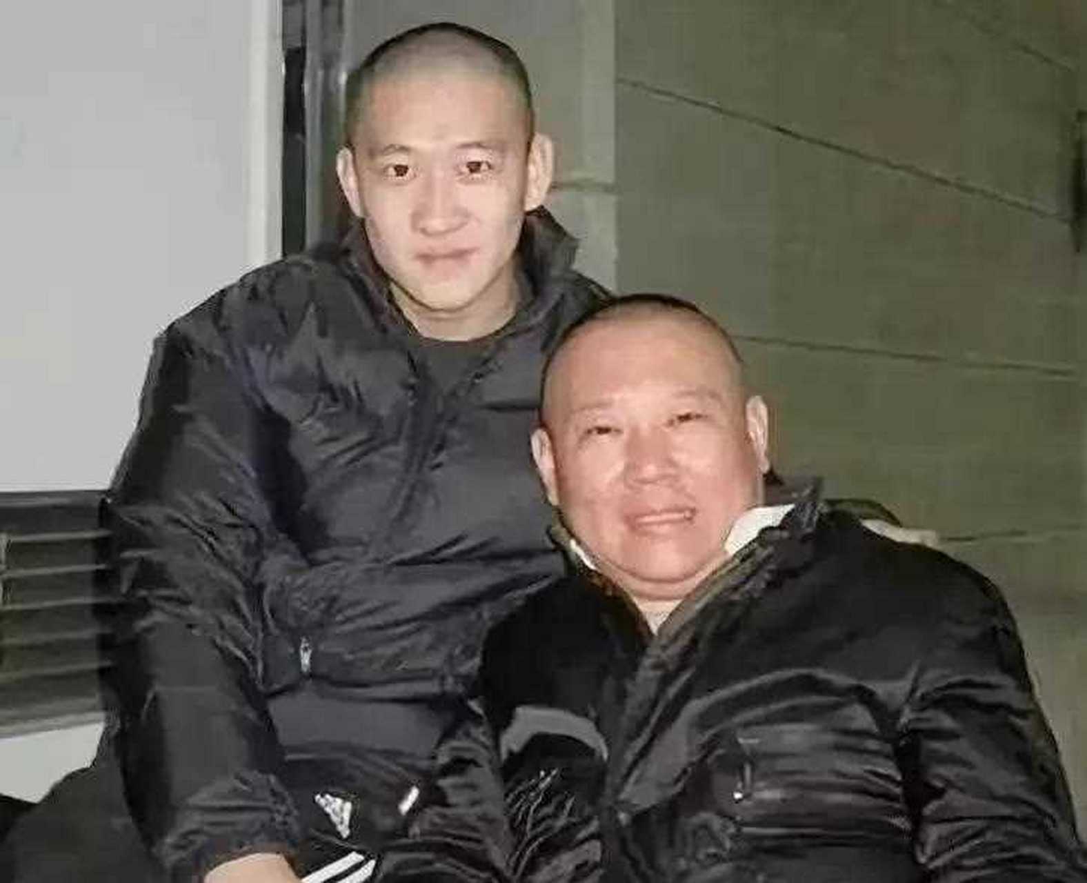 郭德纲生日宴时,曹云金作为德云社的大徒弟就开始向各位师弟敬酒.