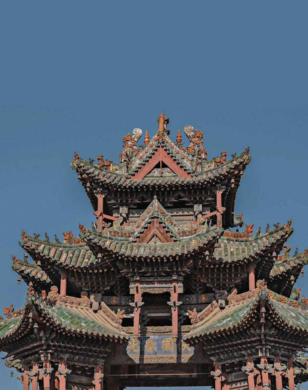 曲沃四牌楼,又名望母楼或孝母楼,位于曲沃县城东南贡院街孝母巷十字