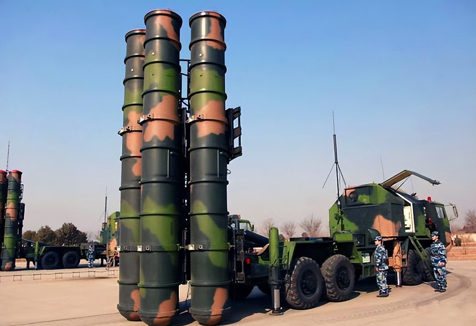 我国的近程导弹战力最强的代表型号是东风15和东风16,其导弹车配备的