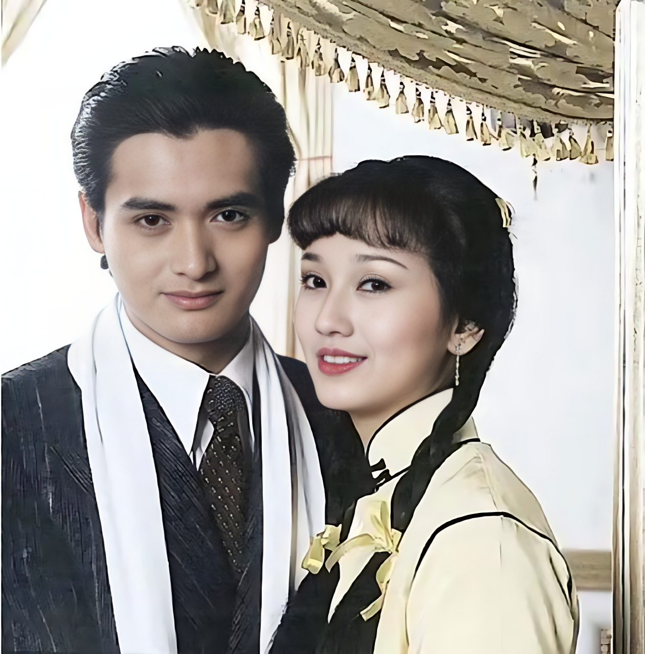 这部电视剧以上海滩黑帮为背景,讲述了一个爱情和复仇的故事.