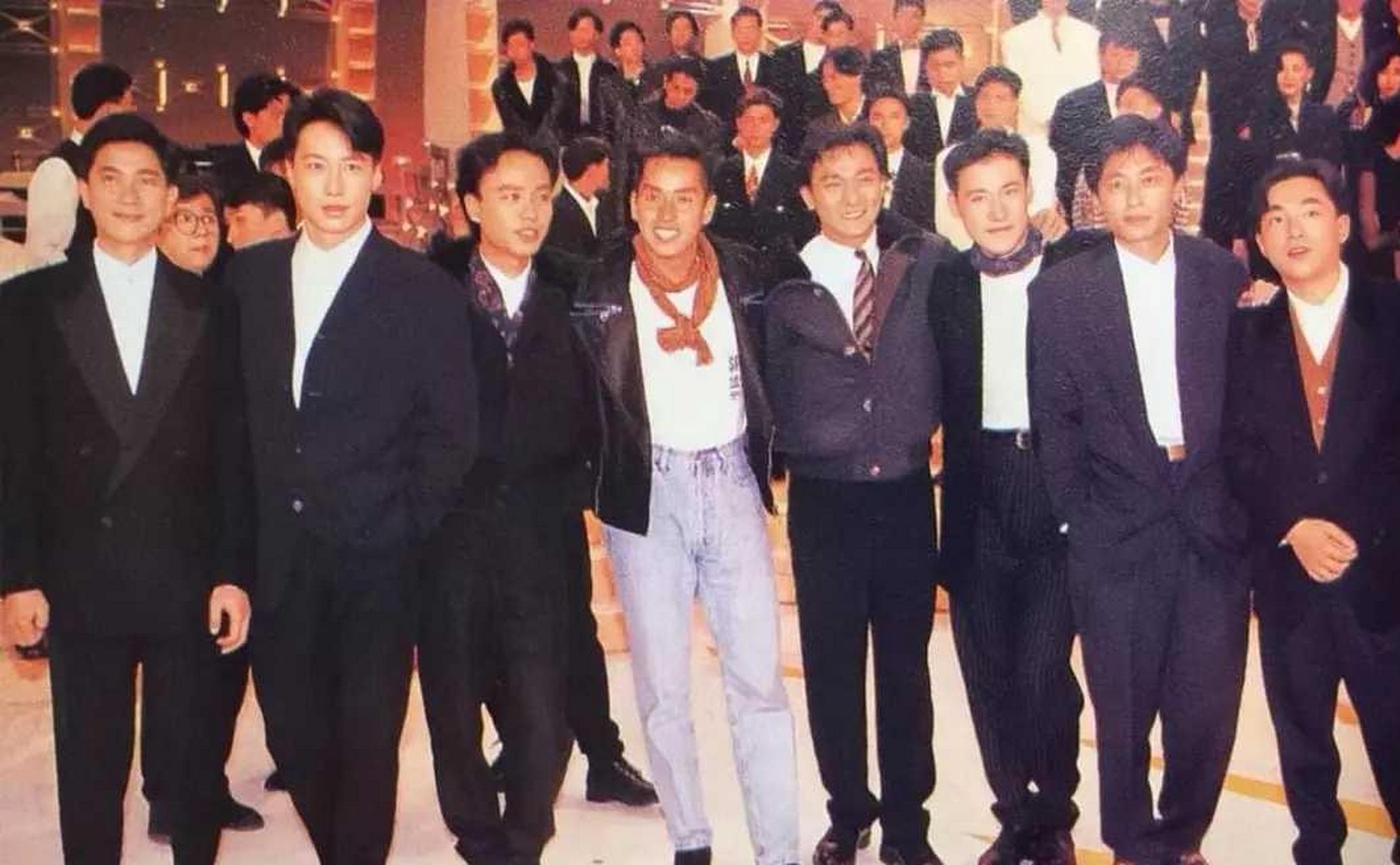 90年代,在香港拍了一张"八大巨星"的合影,左到右依次排列的是:陈百强