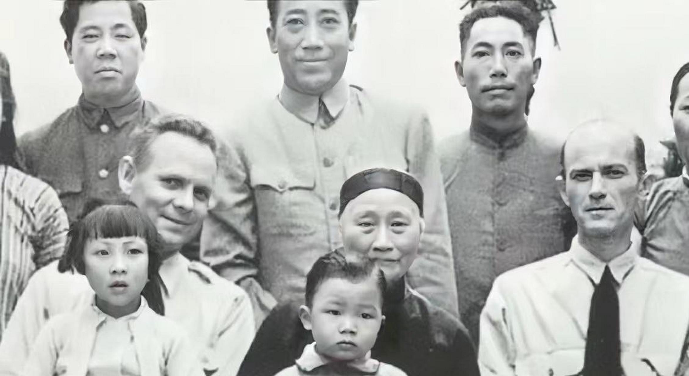 照片中,后排左二是军统处处长戴笠的儿子戴藏义,他曾任小学校长!