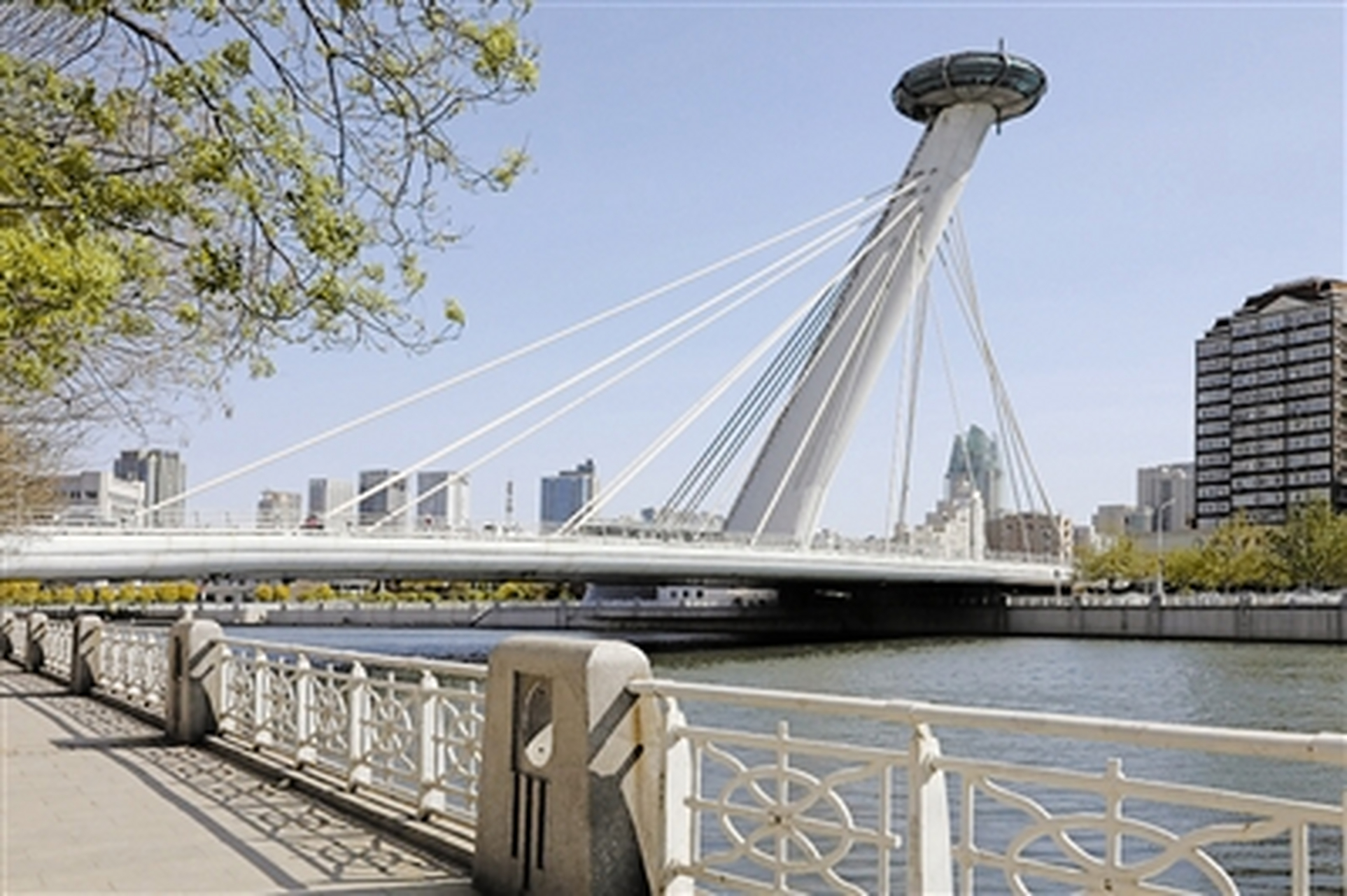 "海河之舟":天津赤峰桥  赤峰桥位于津湾广场东南侧,西岸横跨张自忠路