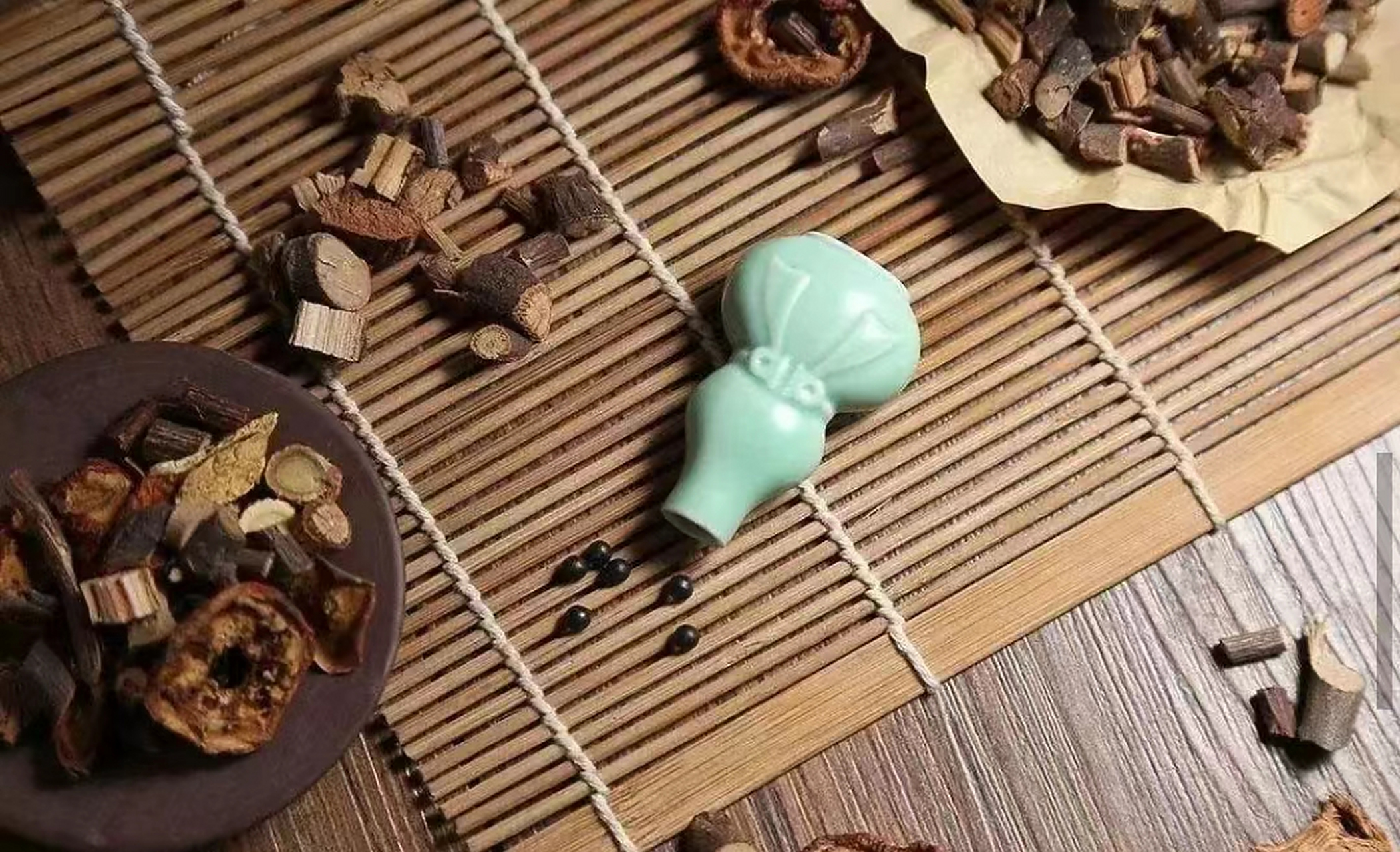 白通汤  葱白,干姜,生附子(用淡附片)  少阴病阴盛戴阳证.