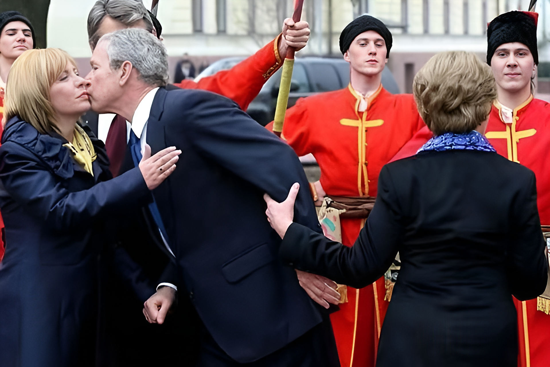 小布什干了件糗事:他强吻了第一夫人太激动,被劳拉夫人拉开.