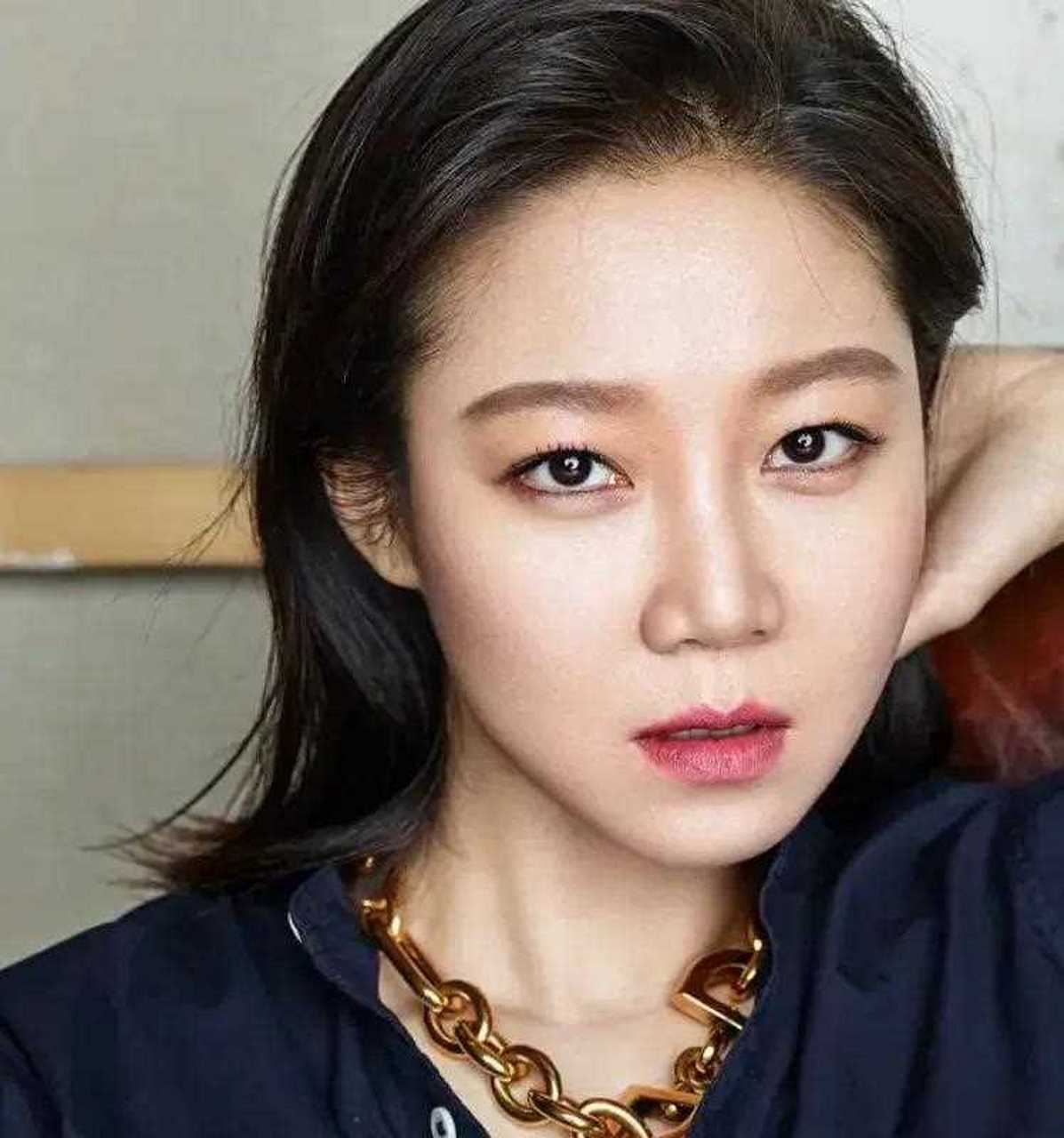 [国宝] 早前在孙艺珍玄彬的婚礼上,孔孝真因为接到新娘捧花,让她的