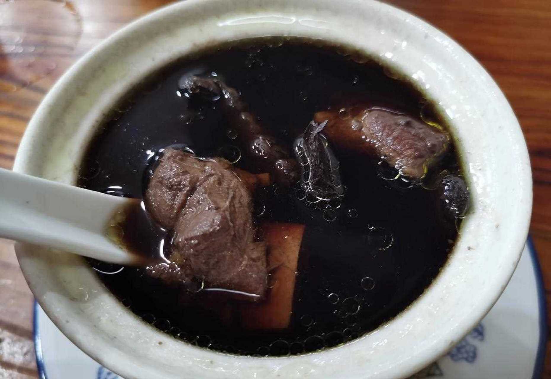 这个生地龙骨汤好黑,很好喝![疑问] 怎么做的呢?有人解答下吗?
