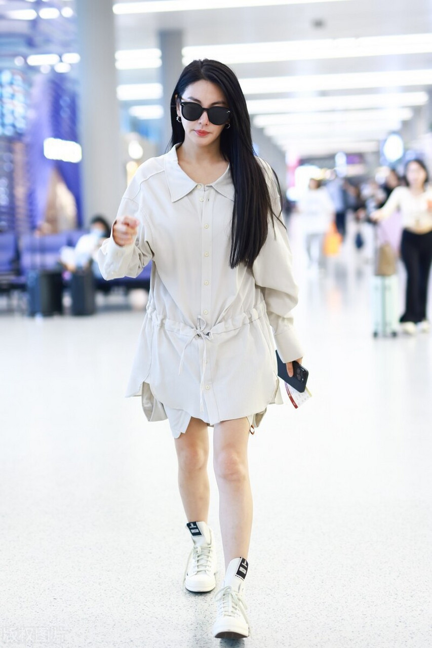 张雨绮机场街拍,米白色的衬衫裙搭配高帮帆布鞋,气质十足!