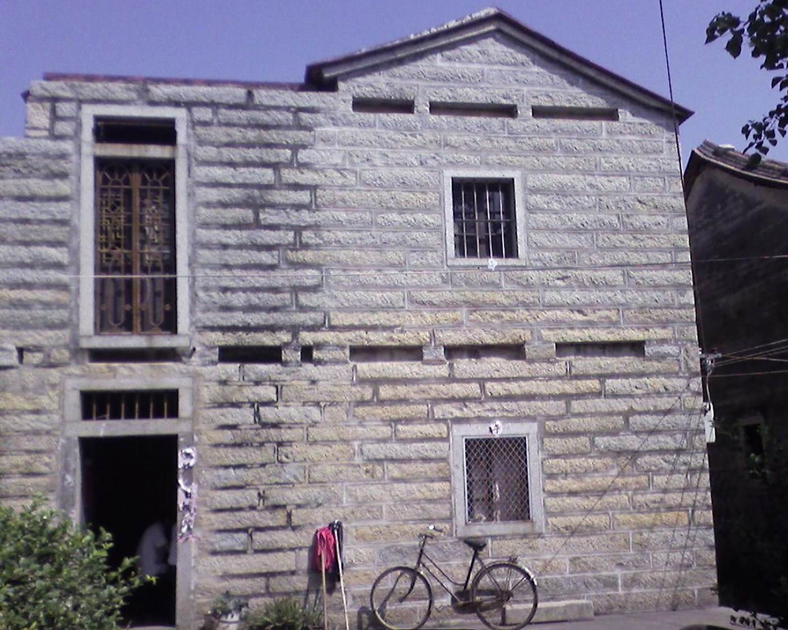 福建的石头房,云贵川渝的土墙房,大山里的吊脚楼,陕北的窑洞,.