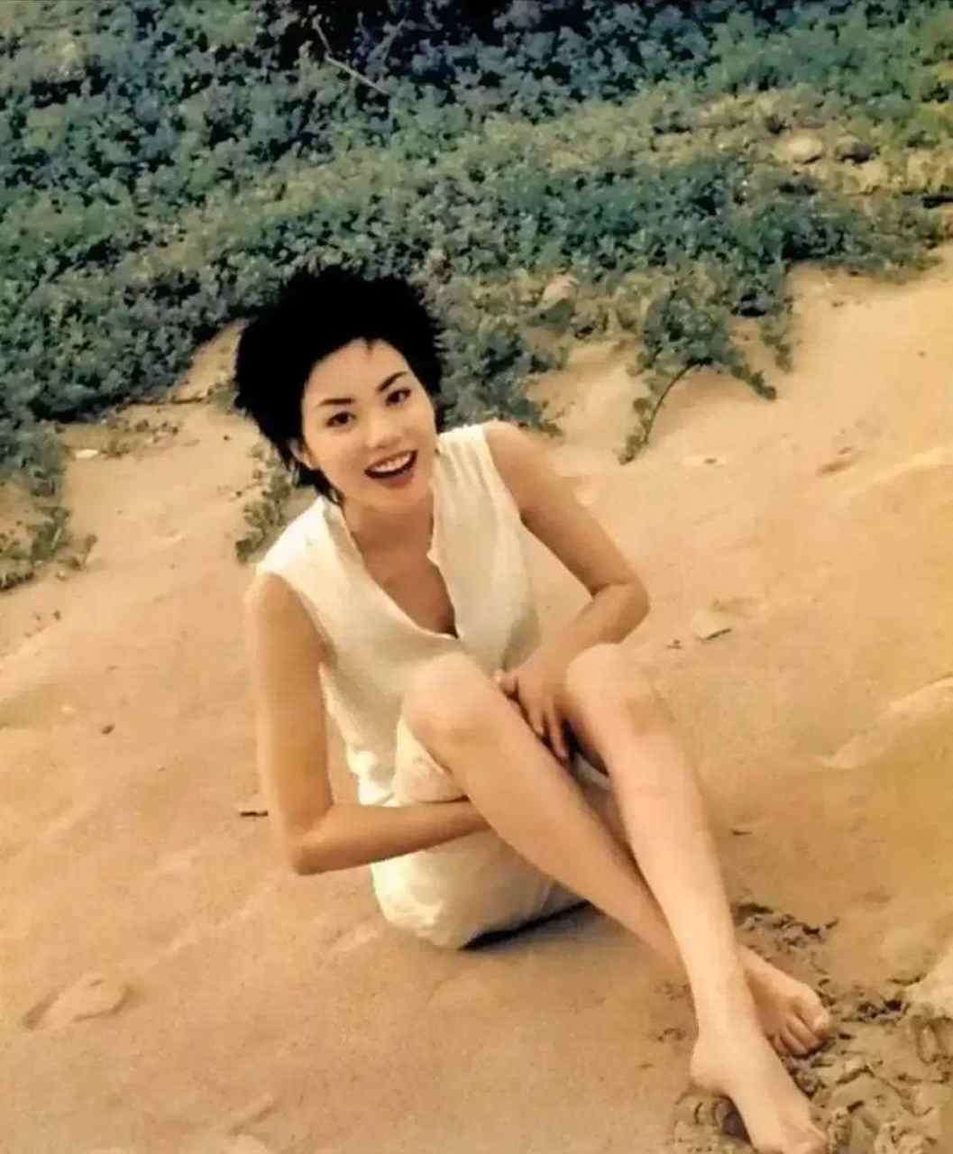 赤足沙滩,玩泥巴的王菲甚是可爱