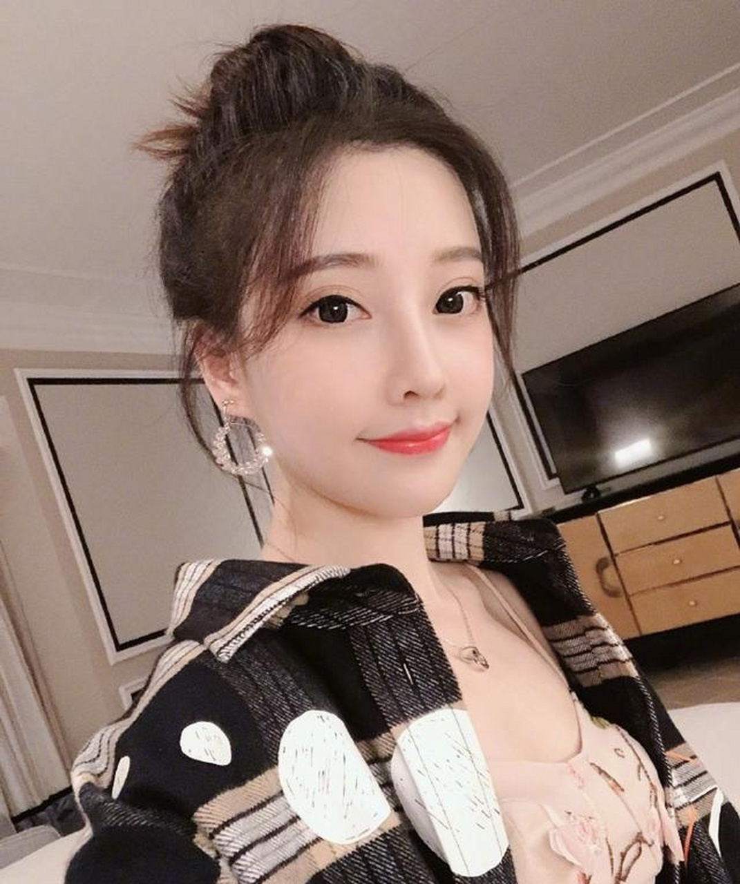 冯提莫本来是直播娱乐界的大红人,颜值超高,嗓音甜美的她,受到了不少