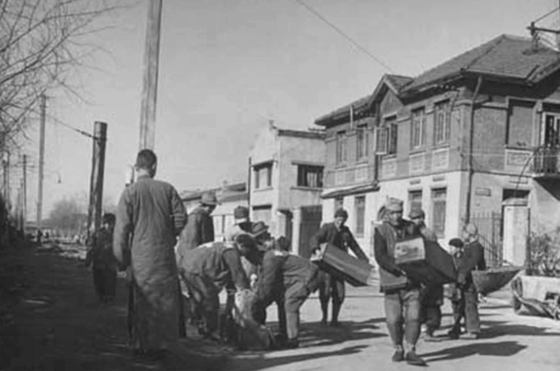 1947年 中國街頭上的收屍隊 戰亂,飢餓,疫病,讓上世紀40年代的中國