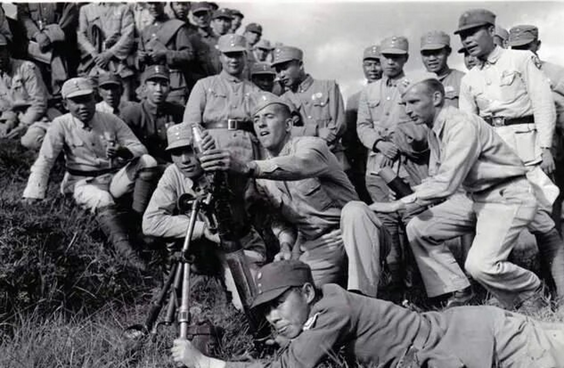 滇西抗战时,日酋楠野丰重挥舞军刀,阵阵狂啸,引起了正在前线指挥作战