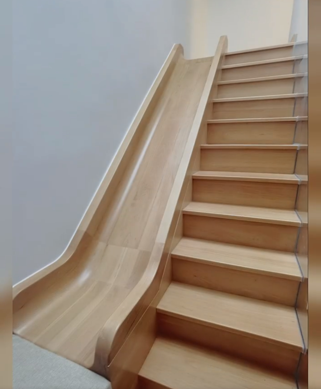 这是我见过最有趣的楼梯设计,一半踏步一半滑梯,太适合有娃家庭了!