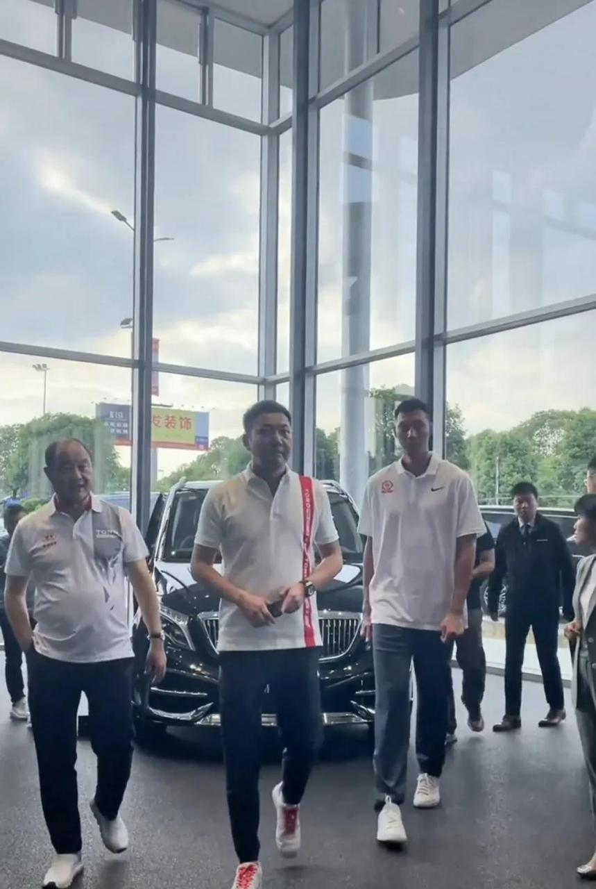 感觉易建联这体格,没有奔驰车适合他,都太小了!