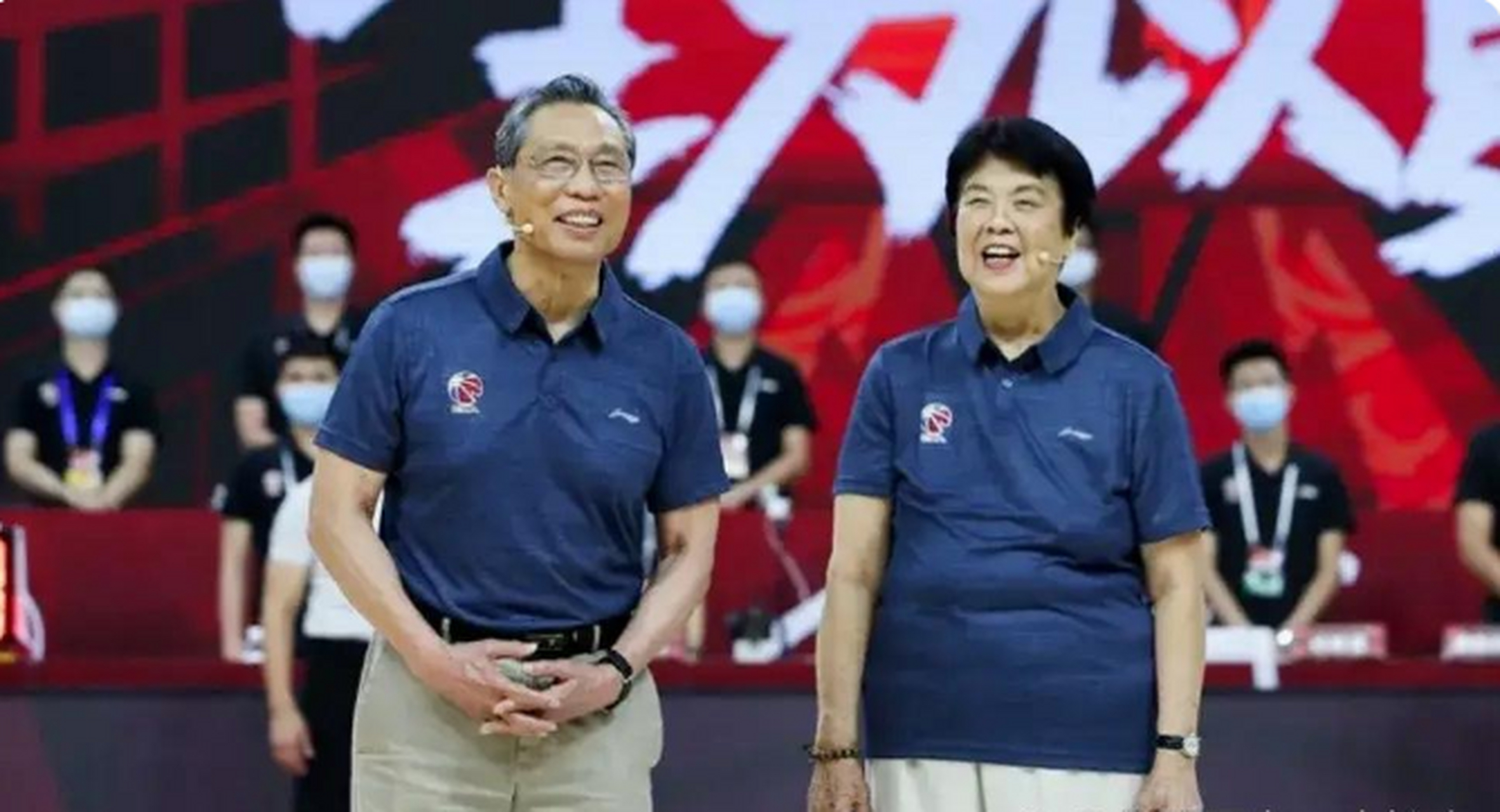[火焰]87岁钟南山和87岁妻子同框,钟南山这个名字,相信全国人民对他都