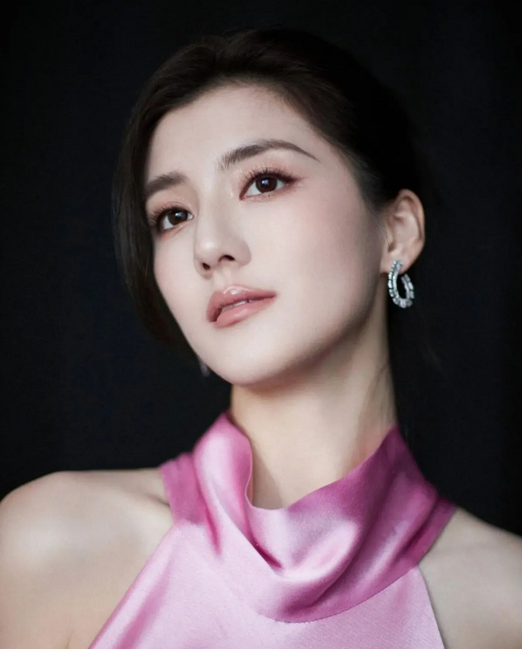 怪不得能让富二代林峰为之痴迷五年,而两人分手之后,还能很快找到另一