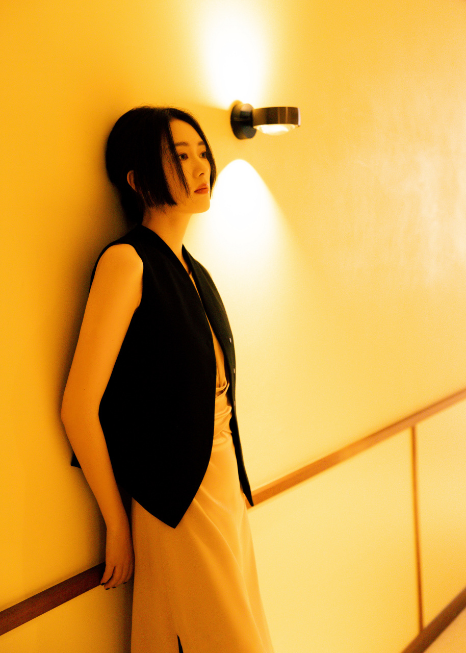 童瑶身穿 giorgio armani 2023秋冬系列,优雅线条映衬浪漫氛围.