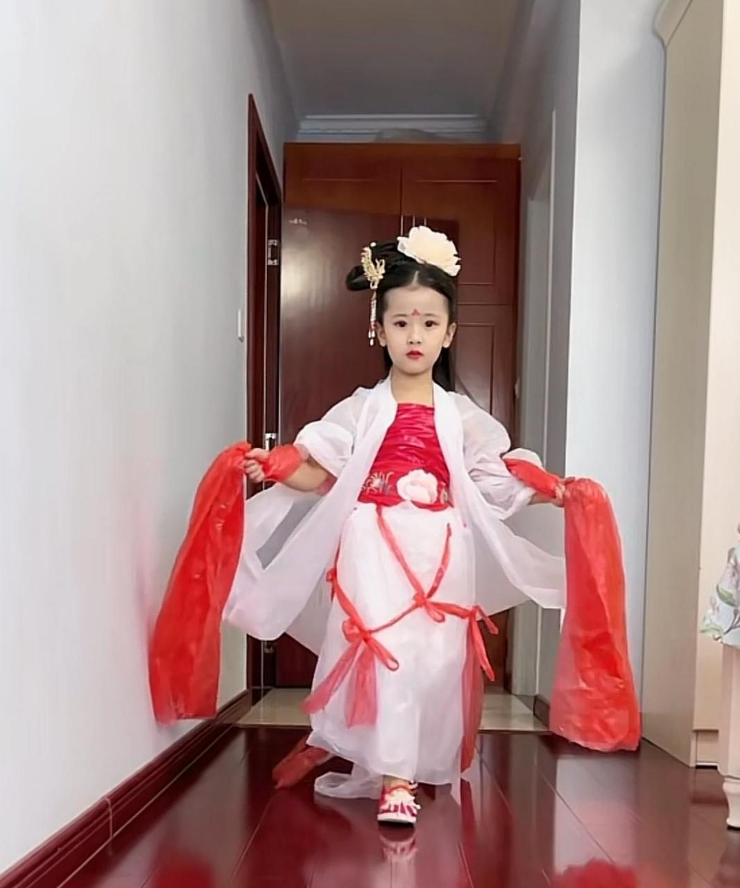 心灵手巧的母亲用塑料袋给女儿改造传统古装服饰,我妈要是有这手艺,我