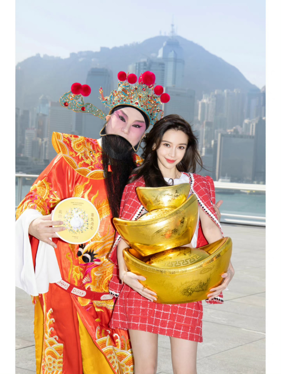 杨颖捧着金元宝给大家拜年啦,baby真的好好