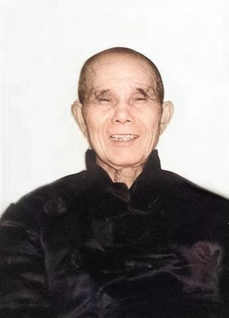 1952年,在朝鲜的五圣山山,一名美国士兵白天光在我们的阵地上小便!