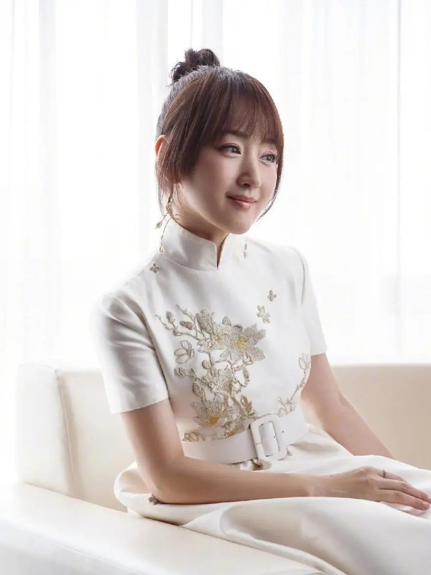 杨钰莹身材没得挑,穿旗袍甜美又俏丽,复古韵味十足
