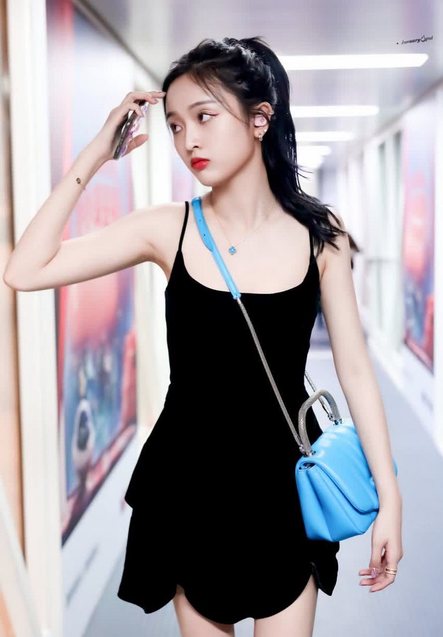 吴宣仪,杨幂,秦岚演绎同款小黑裙?[你懂的]