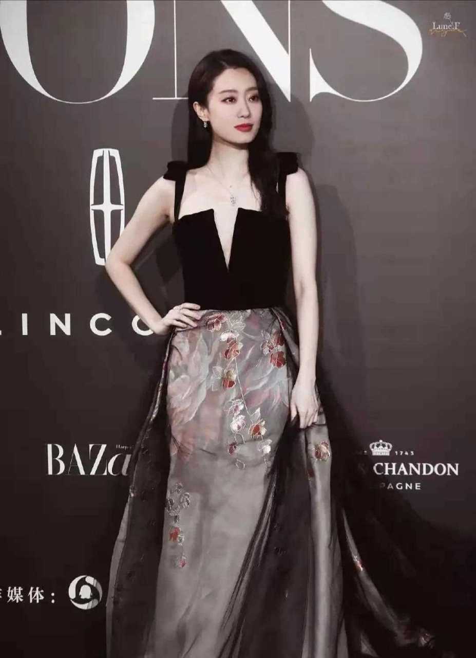 张小斐po出了时尚芭莎晚会的照片,对比下礼服的效果,你会发现方脸型