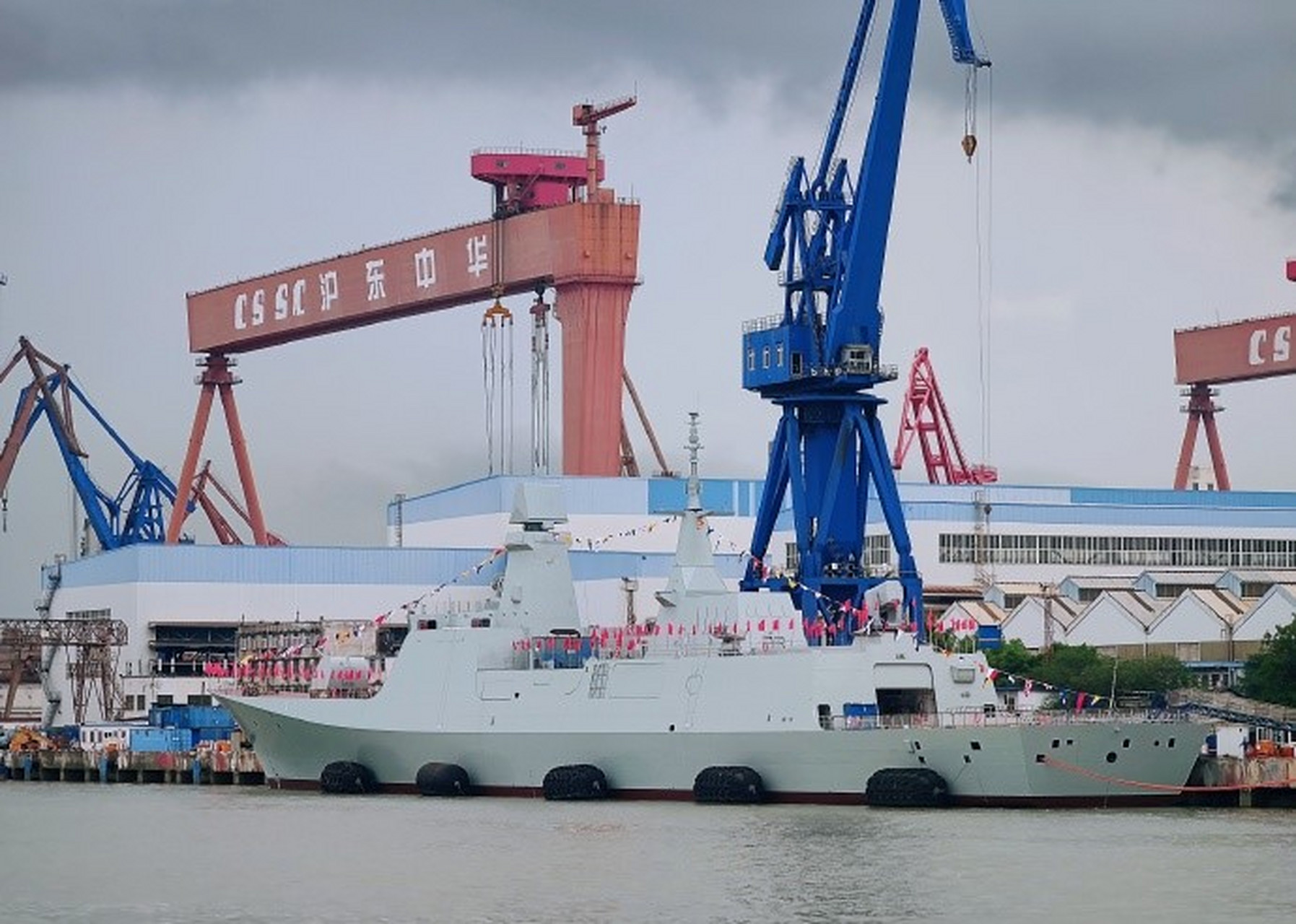 新一代首艘大型导弹护卫舰054b型下水.